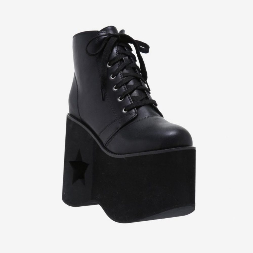 Hot Topic Platform Star & Moon Cutout Booties‎ Size 6